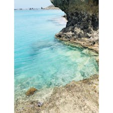 宮古島の東平安名崎からすぐ保良漁港。
漁港でこの海の青さ、透明度😍完璧すぎでしょ!