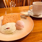 大阪　CafeBarBer 床茶
何故か床屋と併設されているカフェ。ケーキの味は普通だけど、コーヒーはかなり美味しかった。
最近カフェインに弱くなっているので、カフェインレスのコーヒーが1種類ではなく充実しているのが珍しく、嬉しかった。