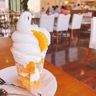 福島生まれのフルーツショップ・フルーツピークスのもこパフェ。たっぷりの果物の上にたっぷりのソフトクリームがのってて、ボリューム満点！

全部食べたら一気に寒くなったけど、フルーツはもちろん、ソフトクリームも濃厚でおいしかった😋

郡山にあるコスモス通り店と、いわきにあるいわき泉店限定だそうです🍊