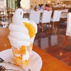 福島生まれのフルーツショップ・フルーツピークスのもこパフェ。たっぷりの果物の上にたっぷりのソフトクリームがのってて、ボリューム満点！

全部食べたら一気に寒くなったけど、フルーツはもちろん、ソフトクリームも濃厚でおいしかった😋

郡山にあるコスモス通り店と、いわきにあるいわき泉店限定だそうです🍊