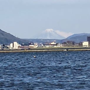 下諏訪側より。
諏訪湖の向こうに富士山見えます。