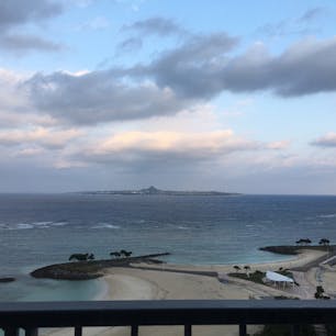 本部町のエメラルドビーチから伊江島を臨む