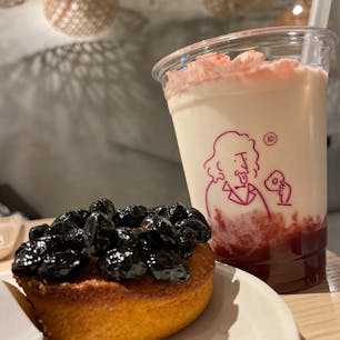 コエ・ドーナツ京都
koé donuts kyoto 

丹波豆の焼きドーナツと春限定桜オレを頂きました。

#京都 #京都カフェ #四条 #河原町 #カフェ #ドーナツ #コエドーナツ #河原町カフェ #四条カフェ #桜#グルメ