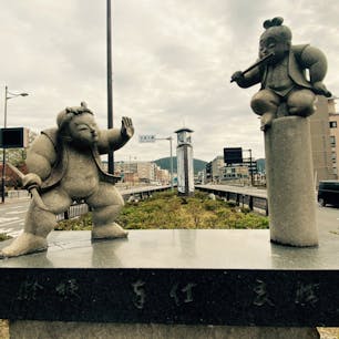 京の五条大橋
　「五条通」の鴨川に架けられた「五条大橋」は、平安時代末に牛若丸（源義経）と弁慶が出会ったという伝説で知られる橋

#サント船長の写真　#石像　#五条大橋