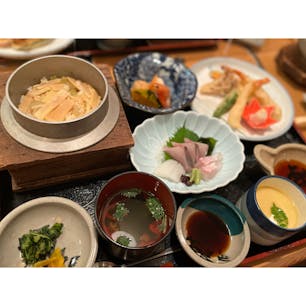酔心

広島にある酔心本店へ行ってまいりました💕

リーズナブルな価格だけど、美味しかったです。お魚も天ぷらもご飯もまた食べたい😋💓

懐石料理、単品料理、お酒もありました🥃

#広島#広島グルメ