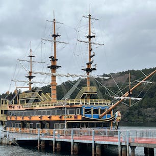 2022年4月17日(日)
3種類ある船のうちのビクトリー🚢
18世紀にイギリスで建造され数々の歴史的な海戦で活躍し現在も記念艦として保存•展示されているイギリス国民の
シンボル的な戦艦をモデルとした海賊船です🏴‍☠️

#箱根海賊船 #ビクトリー #芦ノ湖 #クルーズ船 #箱根
#神奈川 #観光名所