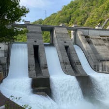 今年は積雪が多く、ダム放流も全開で迫力満点。