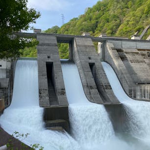 今年は積雪が多く、ダム放流も全開で迫力満点。