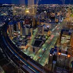 仙台駅近くの、AER31階の展望室からの夜景🌃
手前に写っている、カーブを描いて走っていく電車は東北新幹線のはやぶさです。

入場無料なので、仙台観光のついでに寄ってみるのは良いかもしれない👀