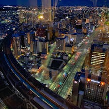 仙台駅近くの、AER31階の展望室からの夜景🌃
手前に写っている、カーブを描いて走っていく電車は東北新幹線のはやぶさです。

入場無料なので、仙台観光のついでに寄ってみるのは良いかもしれない👀