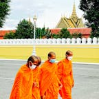 カンボジアの首都プノンペンにある王宮と修行僧