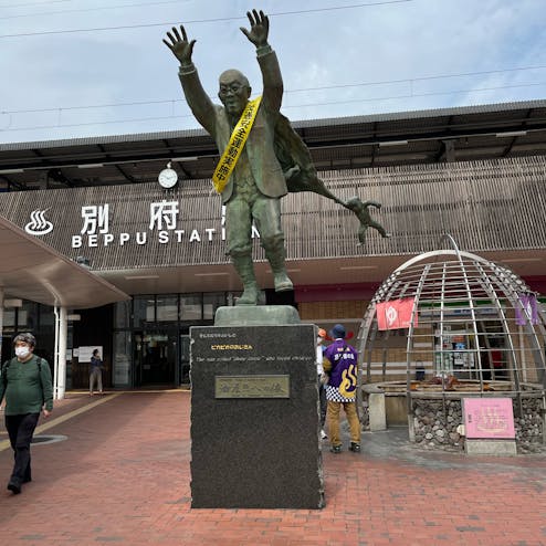 油屋熊八ブロンズ像