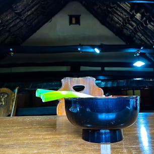 【三澤屋】福島

ススキやヨシ、藁などの材料を使用した茅葺き屋根の古民家の蕎麦屋。茅葺き屋根は、夏に涼しく冬は暖かいのが特徴で四季のある日本の風土にとても適してる。店内は二階建てで、二階は茅葺きの内側も見れて風情がある。