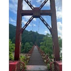 和歌山県有田郡にある蔵王橋に行きました
和歌山では結構有名な吊り橋なので人が多いと思っていましたが、全然空いていました
空の青と山の緑と蔵王橋の赤色が綺麗なコントラストを描いていて圧巻でした