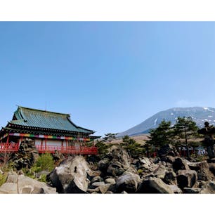 浅間山と溶岩と浅間観音堂