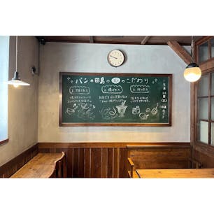 コッペパンの専門店「パンの田島　吉祥寺店」。カフェスペースが教室みたいだった。