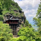 岩壁にへばりつく