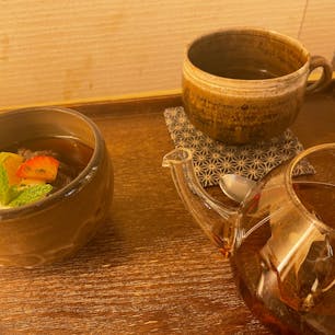#カフェ　#陶器
大阪　器にこだわったカフェ。平日でも多くの人が入っていた。抹茶プリンを頼んだが、餡蜜が入って味が良かった。