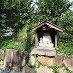 大宅一里塚
　奈良街道の一里塚で，市内に残る唯一のものである。もと街道の両側にあった塚のうち，西側のものが現存し，直径4～5m，高さ1.8mを測る。塚の上には樹高約11mのエノキが植えられている。一里塚は街道の両側に一里（3.75km）毎に目印として築かれた塚で，慶長9年（1604）に徳川家康が諸街道の整備とともに，塚上にエノキを植えた一里塚の築造を命じたことが知られている。

#サント船長の写真  #京都の道標