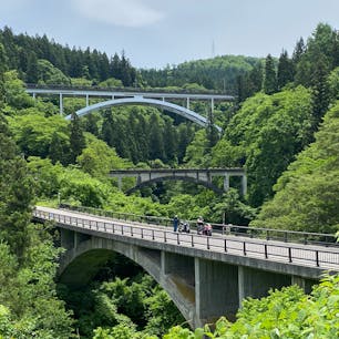 会津宮下駅近くの、通称アーチ三兄弟です。アーチ橋が３つ重なって見えるのは、日本ではここだけだそうです。