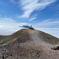 北海道　樽前山

低い山ですので、初心者でも登れる絶景の山です！
私も、ほぼ初、登山でしたが余裕でした👍

ぜひ、北海道在住の方、北海道に来る機会のあるからは登ってみてください！
札幌からも近いです！