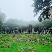 秋田県、赤神神社五社堂。

鬼が築き上げたという999段の石段を登ると五社堂が。幻想的です。
また、覗いた人の余命をあらわすといわれる「姿身の井戸」や「御手洗の池」など、摩訶不思議スポットもあります。

かなり足元の悪い石段を登らなければなりませんが、神社が好きな方におすすめです。

#男鹿観光
#秋田県
#赤神神社五社堂