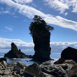 海岸近くにそびえたつ三王岩。逆光で真っ黒に写っちゃったけど、これはこれで迫力あるような。