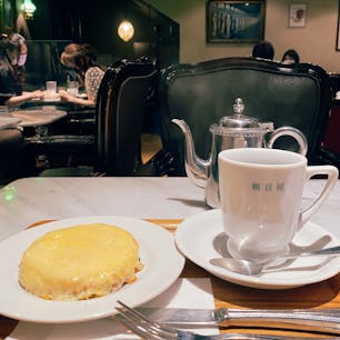 一度食べてみたいなぁと思っていた、観音屋のチーズケーキ。

ふわふわのスポンジケーキに、あつあつのトロトロチーズがかけられています。スポンジが甘くて、チーズがしょっぱくて、これは癖になりそうなおいしさ！
濃いめのコーヒー（マンデリン）とよく合いました。