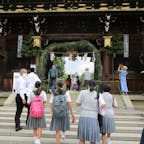 北野天満宮
夏越しの祓え

夏至を過ぎ、6月を終えると今年もあと半分。六月の晦日となる6月30日は、全国各地の神社で「夏越の祓（なごしのはらえ）」が執り行われます。厄払いとなる「茅の輪（ちのわ）くぐり」の神事や、この日にいただく京都の伝統菓子「水無月（みなづき）」、新しい行事食「夏越ごはん」などには、夏を元気に乗り越え、健康や息災を祈る願いや工夫がこめられています。本格的な夏が始まる前の儀式かなぁ。

#サント船長の写真　#北野天満宮