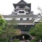国宝犬山城

国宝犬山城は、室町時代の天文6年（1537）に建てられ、天守は現存する日本最古の様式です。木曽川のほとりの小高い山の上に建てられた天守最上階からの眺めはまさに絶景。周辺には犬山城下町の古い町並みや、多くの観光施設があります。信長・秀吉・家康が奪い合い、歴史の荒波を生き残った、国宝犬山城は、室町時代の天文6年（1537）に建てられ、天守は現存する日本最古の様式です。木曽川のほとりの小高い山の上に建てられた天守最上階からの眺めはまさに絶景。周辺には犬山城下町の古い町並みや、多くの観光施設があります。信長・秀吉・家康が奪い合い、歴史の荒波を生き残った、国宝犬山城をご覧ください。

#サント船長の写真　#現存する木造の天守閣　#お城巡り　#城跡