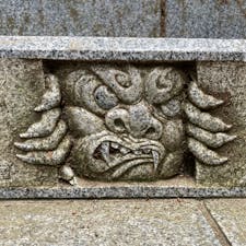 神社へと向かう階段に彫り物を発見！
何だかユーモラスな感じの鬼です。

#東京　#青梅　#武蔵御嶽神社