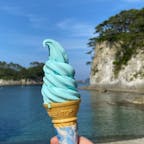 とける〜💦

浄土ヶ浜の「青の洞窟ソフトクリーム」
美味し！