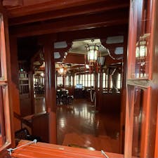 ふじのくに茶の都ミュージアム(島田)🏮

ここは長安の一角か、紫禁城か、はたまた台湾か…？そんな異国情緒漂う展示。

富士見町という名の通り、霞のない日には遠く富士山まで見渡せる高台にある博物館🏛
学芸員さんも交通整理のおじさんも親切な方ばかりで、とても楽しかった☺️

写真は上海の豫園（よえん）にある茶館、湖心亭（こしんてい）の復元。
カメラスポットになっており、ここ数年色々なミュージアムを訪れた中で最もハートを掴まれました🕊

触覚、嗅覚で楽しめる展示が満載！
👉身体不自由な方にもおススメ😌✨

私は100円で碾茶(てんちゃ)を挽く体験に参加し、お土産に挽いた抹茶を持って帰りました🍵

世界中のお茶の歴史や茶器について学べるので、紅茶、チャイなど種類に拠らずお茶好きさんには是非訪れてほしい‍🙋‍♀️

2022.07.01
Slytherin🐍