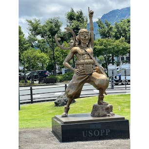 阿蘇駅前のワンピースの銅像
😎