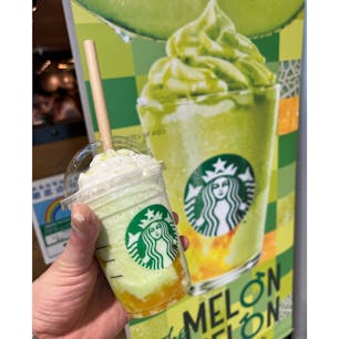 2022年6月23日(木)
人生初スタバ✨
期間限定に釣られ
The メロン of メロン フラペチーノ®を注文🍈
果肉感たっぷりで涼やかさを感じさせる、
暑い時期にピッタリなフラペチーノで美味しかった😋

#スターバックスコーヒー #東京ビックサイト店
#フラペチーノ #期間限定 #メロン #東京 #カフェ