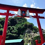 山口県長門市
元乃隅神社
お賽銭箱は鳥居の♥️部分。
下から投げ入れて、入れば願いが叶うとか🙏なかなか難しいですけど、、