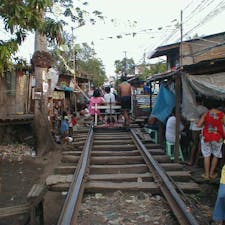 フィリピンの国鉄
此の路線は廃線で、此処に住人がトロッコを走らせ、料金を徴収して居ます。

#サント船長の写真 #フィリピン