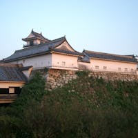 丸亀城
標高約66mの亀山に築かれた平山城で、別名亀山城と呼ばれています。本丸・二の丸・三の丸・帯曲輪・山下曲輪があり、東西約540m・南北約460mのうち内堀内の204,756m2が史跡範囲です。「石の城」と形容されるその名のとおり、丸亀城は石垣の名城として全国的に有名です。大手門から見上げる天守は威厳に満ち、夕暮れの天守は優しさをまとって、心を和ませます。400年の時を経た今日でも決して色あせることなく、自然と調和した独自の様式美をはっきり現在に残しています。(公財)日本城郭協会が選定した「日本100名城」にも選ばれ、花見や散歩など市民の憩いの場として親しまれています。
#サント船長の写真 #現存する木造の天守閣 #お城巡り #城跡