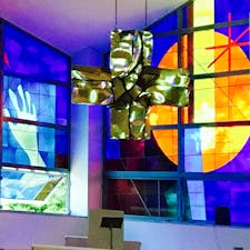 山口県山口市
サビエル記念聖堂
平日の昼下がり、中には受付の方以外どなたもおいでになりませんでした。制約はいろいろとございますし、窓ガラス越しですが写真を撮ることができました。右側のステンドグラスは太陽、左側は祈りを表す手ということです。