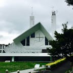 山口県山口市
サビエル記念聖堂
フランシスコ・サビエルの山口来訪400年を記念して1951年に建てられた旧聖堂が91年に焼失。現在の聖堂は98年に建てられたものです。
この日は、台風の影響を受けてお天気が悪くどんよりとした中でも、斬新な感じを受ける白い聖堂は凛とした佇まいでした。