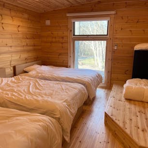 #TOWAピュアコテージ

designer’s Log シリーズのベッドルーム。
3台のベッドがある部屋と2台のベッドがある部屋がありました。

暮らすように滞在できて、避暑地に別荘を持ちたい人の気持ちが分かったような？気がしました。