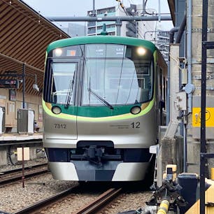 戸越銀座駅に入ってきた京急池上線の電車、グリーンの色もコロンとした形も何とも可愛いー