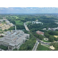 #ピッツバーグ旅行記 -10

#ピッツバーグ大学 の校舎「学びの聖堂(Cathedral of Learning)」36階からの眺め。左下に写る大きな建物は、鉄鋼王アンドリュー・カーネギーの名前を冠したカーネギー美術館＆自然史博物館、その向こうにカーネギーメロン大学。

**************************************************
2019年7月上旬、かつて鉄鋼業で栄え”Steel City”の愛称があるアメリカ・ピッツバーグとその周辺を旅しました。目的はアメリカ独立記念の花火と郊外にあるF. L. ライト設計の落水荘 🏞
他にもアンディ・ウォーホル美術館やピッツバーグ大学 など見どころの多い街です。#ピッツバーグ旅行記 として写真をシェアします。

#travelthrowback #USA #Pittsburgh
#旅の思い出　#アメリカ　#ピッツバーグ #2019