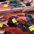沖縄の第一牧志公設市場に行ってきました。買った魚を2階の居酒屋で調理してくれるので新鮮でおいしかったですー。イラブチャー最高！