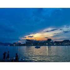 #ピッツバーグ旅行記 -12

独立記念を祝う #花火 の打ち上げを待ちながらサンセットを眺めます。Point State Parkという２つの河に挟まれた公園にて。

#サンセット　#夕日
**************************************************
2019年7月上旬、かつて鉄鋼業で栄え”Steel City”の愛称があるアメリカ・ピッツバーグとその周辺を旅しました。目的はアメリカ独立記念の花火と郊外にあるF. L. ライト設計の落水荘 🏞
他にもアンディ・ウォーホル美術館やピッツバーグ大学 など見どころの多い街です。#ピッツバーグ旅行記 として写真をシェアします。

#travelthrowback #USA #Pittsburgh
#旅の思い出　#アメリカ　#ピッツバーグ #2019