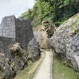 浦添ようどれ
元々はここもお墓に向かう道なので屋根で覆われていたそうですが、大戦で破壊されました