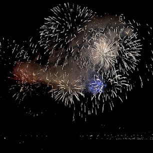 #ピッツバーグ旅行記 -14

アメリカ国旗の赤、青、白🇺🇸
独立記念を祝う #花火 

**************************************************
2019年7月上旬、かつて鉄鋼業で栄え”Steel City”の愛称があるアメリカ・ピッツバーグとその周辺を旅しました。目的はアメリカ独立記念の花火と郊外にあるF. L. ライト設計の落水荘 🏞
他にもアンディ・ウォーホル美術館やピッツバーグ大学 など見どころの多い街です。#ピッツバーグ旅行記 として写真をシェアします。

#travelthrowback #USA #Pittsburgh
#旅の思い出　#アメリカ　#ピッツバーグ #2019