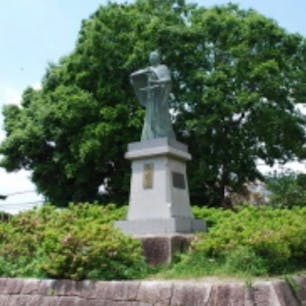 高山右近像　①高槻城跡
大阪府高槻市
高槻城は高山右近の最初城ですね。
現在高山右近像は日本に４体、フィリピンに１体の５体有ります、コレは高山右近が関係する所です。

高山 右近 / 高山 重友は、戦国時代から江戸時代初期にかけての武将、大名である。代表的なキリシタン大名として知られ、カトリック教会の福者でもある。 父は摂津国人・高山飛騨守、母は洗礼名マリア。同じく摂津国人の中川清秀は従兄弟とされる。

#サント船長の写真　#高山右近像