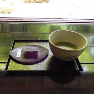 京都
瑠璃光院
お抹茶を頂戴いたしました。
茶菓子「八瀬氷室」
とても穏やかな時の流れの中で、美味しくいただきました。