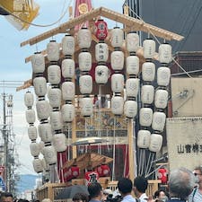 鷹山
祇園祭り後祭り

②文政9（1826）年の巡行で大雨にあって懸装品を汚損したことを理由に、翌年から加列しなくなりました。
それから現在まで約190年もの間、御神体をお飾りする居祭を三条通室町西入の町家等で続けてきました。
近年、復興の気運が高まり、2014年に鷹山囃子方、2015年5月に一般財団法人鷹山保存会を設立いたしました。そして2016 年1月に公益財団法人の認定されました。


#サント船長の写真　#京都三大祭り